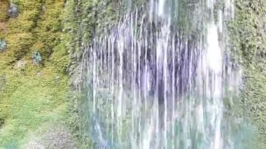 Mağara girişinde su perdesi.