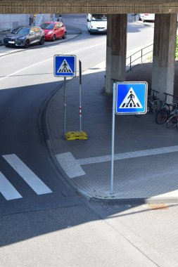 Köprü altında trafik işaretleri