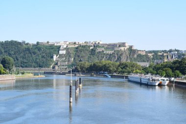 Yazın sonlarında eski Koblenz, Mosel kıyısında.