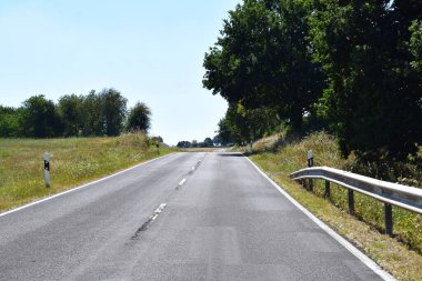 Hasarlı asfalt ile dik bir yol