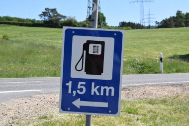 Benzin istasyonuna yol işareti