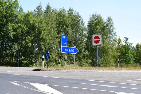 Trier 'e Otoban girişinde yol işaretleri