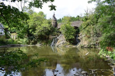 Kuraklık mevsiminde şelaleli eski taş köprü Elztal.