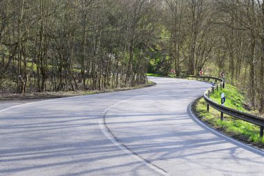 Boş köy yolu, viraj.