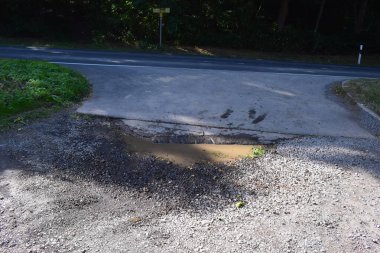 Kırsalda kötü bir yol.