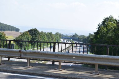 Otoban üzerindeki köprüde paslı bariyerler