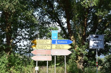 Laacher 'daki yol işaretleri.