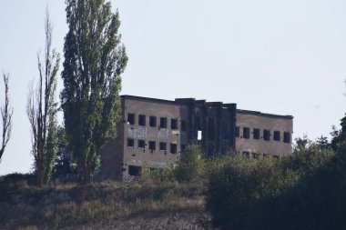 Penceresi olmayan eski bir ev, gerçekten ıssız bir yer.