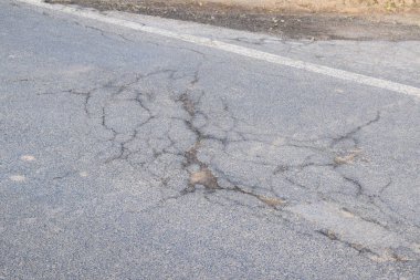 Asfalt yüzey dokusu, kötü kırılmış.