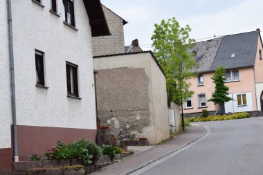 Küçük sakin Eifel köyü sokağı