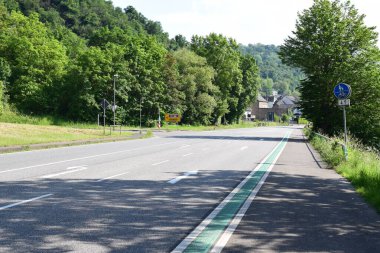 Bisiklet yolu olan bir yol manzarası