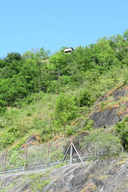 Doğanın güzel manzarası, Mosel vadisindeki uçurum.