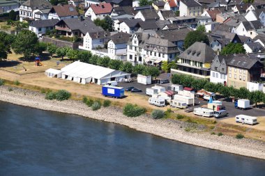 Nehirde çadırları olan Leutesdorf kıyısı.