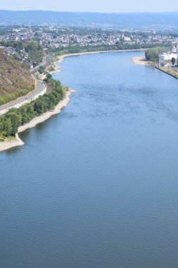 Andernach yakınlarındaki kuraklık döneminde Rhine.