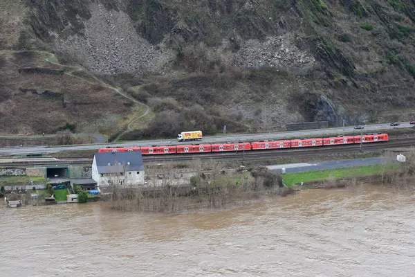 Sel mevsiminde Ren Nehri 'nden geçen tren geçidi.