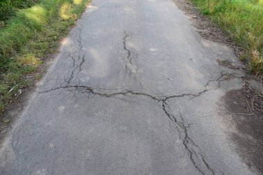 Kırık asfalt yolda çatlaklar 