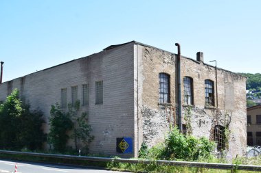 Yol kenarında terk edilmiş eski bir fabrika.