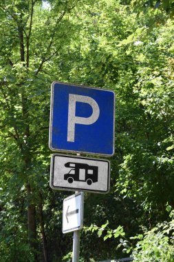 Sokakta bir araba parkı tabelası, karavan minibüslerine izin var.