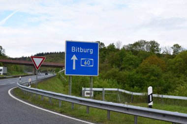 Bitburg yolunda yol tabelası