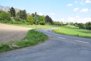 Yeşil tarlalarda kıvrımlı yol