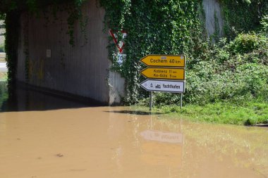 Yol tabelasında çok su var.