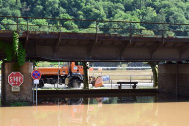 Yazın nehir kentinde bir köprüde büyük bir yol tabelası.