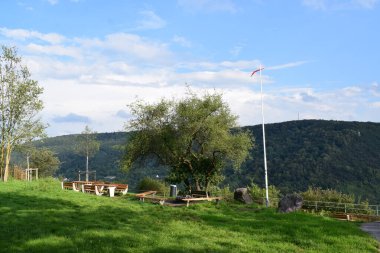 Dağlardaki yürüyüş parkurunun güzel manzarası