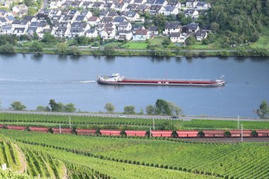 Gemisi ve treniyle Mosel Vadisi