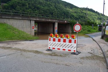 Sel yolu tıkandı, hemen arkasında su var.