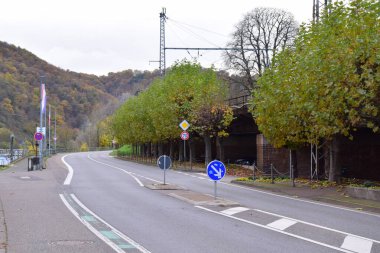 Sonbaharın başında, Mosel boyunca giden yol.