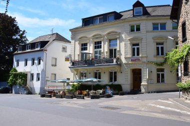 Winningen 'deki köy sokağı yaz boyunca Mosel' de.