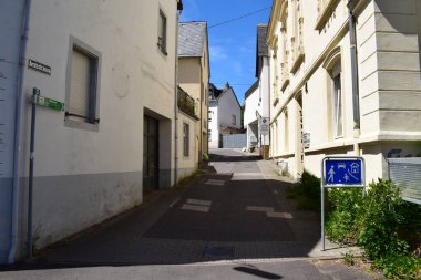 Mosel Vadisi köyünde bir sokak.