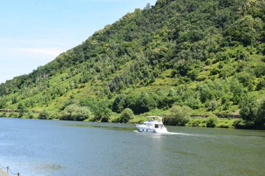 Beyaz bir teknesi olan nehir.