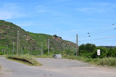 Rayların üzerinde elektrik kabloları olan demiryolu alanı.
