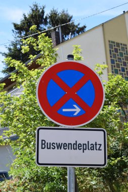 Park yeri yok, otobüs durağı.