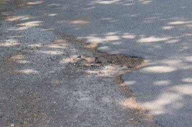 Çatlaklı asfalt yüzeyi