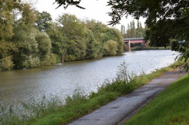 Sarremine 'de, nehir kıyısında.