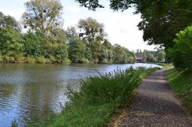 Sarreguemines 'de Sarre, boş kıyı yolu.