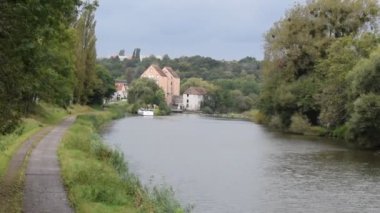 Sarreguemines 'deki Sarre adasında uzak bir teknesi var.