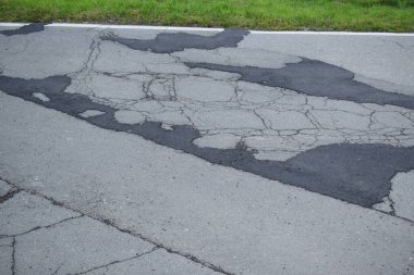 Çatlak ve çatlaklarla asfalt yüzeyi