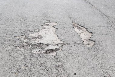 Çatlaklı ve delikli asfalt