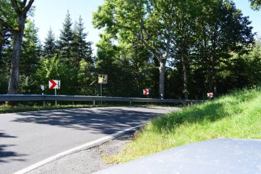 Yol işaretleri ve ayna.