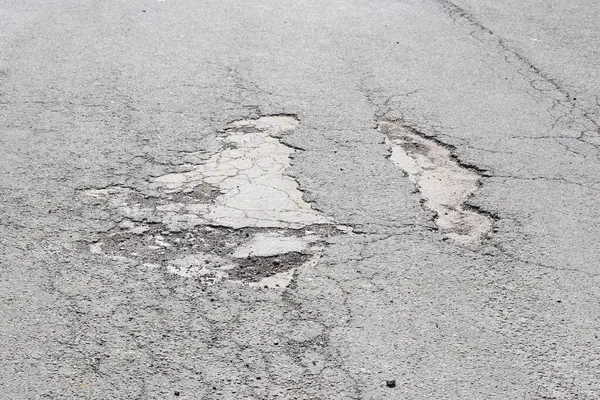Çatlaklı ve delikli asfalt