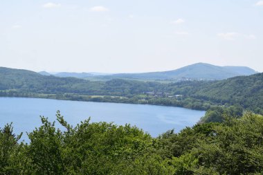 Laacher çevresindeki doğanın güzel manzarası. Bak, Caldera gölü, doğu tarafı.