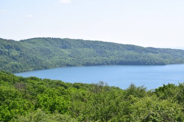 Dağların güzel manzarası, Laacher.