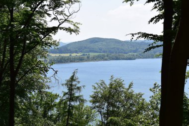 Dağlardaki göl manzarası, Laacher.