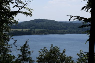 Etrafı yeşilliklerle çevrili bir göl, Laacher. Eifel 'de bak.