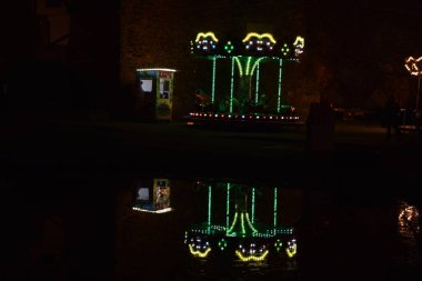 Gölette yansıyan atlıkarınca