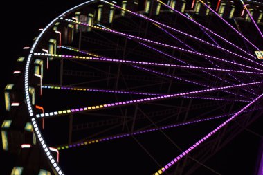 Dönme dolabın renkli gece manzarası