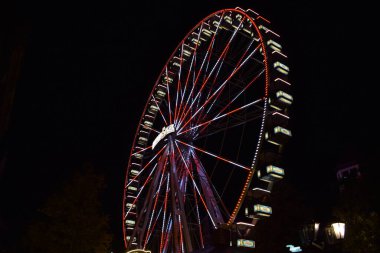 Geceleyin dönme dolap